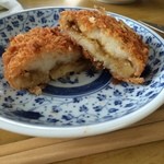 肉のウエダ - 三元豚カレーコロッケ120円。なかにカレーが