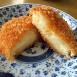 肉のウエダ - カマンベールチーズコロッケ120円。とろーり♪