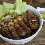 さかえや - ステーキ丼  薄紅色の牛肉