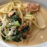 フォレストキッチン ウィズ アウトドア リビング - 雪菜と宮城サーモンのクリームパスタ