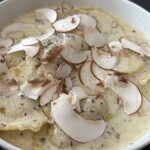 ピッツェリア カンテラ - 黒トリュフリコッタチーズラビオリ
      濃厚で美味しかったー！6人で6個ラビオリ入れてくれてて最高すぎ