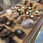 blank - カットされたパンが常時並んでます