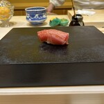 兄弟寿し - 鮪の漬け。イカの成分が入った漬けにしているので、仄かにイカの香りもする面白い一貫でした。鮪の香りも素晴らしい！