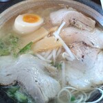 ラーメンばか馬 - 味玉を一つ、チャーシューを全てシェアいただいて老生バージョンの出来上がり