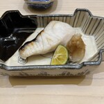 兄弟寿し - 目鯛。皮目はパリッと程よい脂乗りで大根おろしと酢橘でさっぱりともいただけました。