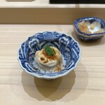 兄弟寿し - まふぐ。シャリとフグの卵巣と一緒に。クリーミーで抜群に美味しいです。卵巣のクセはほとんどありません。