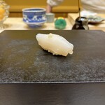 兄弟寿し - マイカ(スルメイカ)。非常に細かく包丁が入っているので全く硬くありません。生姜と塩で甘さもより引き立ちます。