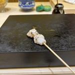 兄弟寿し - 梅貝。炙っており、半生のレア感と食感が心地いいです。