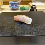 兄弟寿し - 鯛。ここで既にシャリの美味しさが際立ちます！