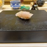 兄弟寿し - カワハギ。旨みがぎゅっと詰まっており肝を挟むことでコクもより感じられます。
