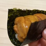 兄弟寿し - 雲丹。四方から。海苔は三河湾のものを使っています。ミョウバンを使っているのが全く分からないほど新鮮かつ濃厚です。海苔の風味も抜群！