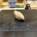兄弟寿し - 牡蠣。柚子の風味をプラスしています。シャリと合わせるのが難しいイメージですが、相性はよかったです。