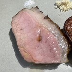 Nonna Nietta - 梅山豚の最高の薪焼き火入れ。赤身と脂身の色が全てを物語ってる