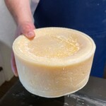 Nonna Nietta - リゾットに使ってるチーズ見せてくれた。いつもの手作りチーズが凄い