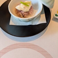 大志満 椿壽 丸ノ内店 - 現れたのはお赤飯。ダシも効いていて、やや風変わりですがとても美味しいお赤飯でした。