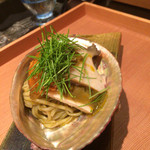 日本料理 晴山 - 鮑と肝で和えた稲庭うどん、雲丹と一緒に。
      雲丹が見えないので斜めアングル