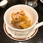 龍天門 - 香港シェフ梁の故郷の味　干し肉と大山鶏肉の土鍋ご飯