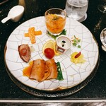 292920785 - やまゆりポークと豚トロ蜜焼入り香港焼き物と旬の前菜盛り合わせ