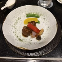 龍天門 - 恵比寿牛ヒレの黒胡椒炒め　青さのりパウダー添え