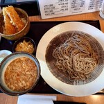 手打蕎麦 たじま - つけとじ 950円(税込)、天かす無料。いか天丼 550円(税込)。