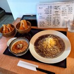 手打蕎麦 たじま - つけとじ 950円(税込)、天かす無料。
      カニ天丼 950円(税込)。
      いか天丼 550円(税込)。