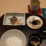 徳ㇵ本也 - 鯖のへしこ､虹の煌めき､赤だし､香の物