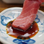 築地ひき野 - 醤油に浮かぶあぶら、そして生マグロらしい靭やかな身質