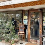 ラヴニュー - お店正面外観
