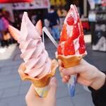 テンテ - 左)ねこみみソフト 右)オニ盛いちごソフト