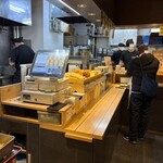 本場さぬきうどん 親父の製麺所 - 店内厨房と購入レーン