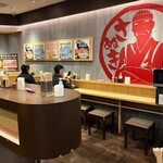 本場さぬきうどん 親父の製麺所 - 店内　立ち食い席　椅子有りと椅子無し
