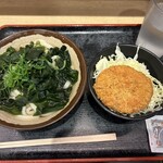 本場さぬきうどん 親父の製麺所 - ランチセット　鳴門ワカメとコロッケ丼