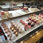 ラヴニュー - 店内ケーキショーケース