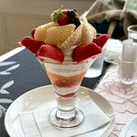 大熊 デザート倶楽部 - 赤白のいちごパフェ