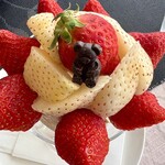 大熊 デザート倶楽部 - 赤白のいちごパフェ