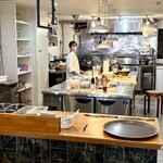 大熊 デザート倶楽部 - 中まで良く見える厨房