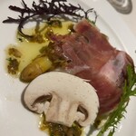 マッシュルーム - ホワイトアスパラ、生ハム、ポーチドエッグのサラダ仕立て ラヴィゴットソース