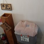 ぷくぷく茶屋。 - 席に有る注文書に記入して左側のオーダーBOXに投入するシステム❗️膝掛け等も準備されてました(^^)d