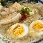 宣 - 魚介豚骨ラーメン(あっさり)@900円  どこがあっさりだと言いたくなる背脂たち。つけ麺かのような粘度のあるスープ。ラーメンには似つかわしくないほどに甘い。チャーシューはトロトロでデカい。リピはなしか