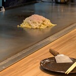 鉄板焼×府中焼 あっちゃん - 焼いてる様子