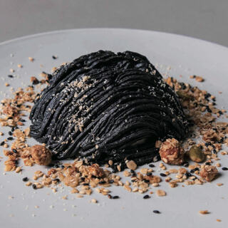 一番人気スイーツ「黒ごまモンブラン」