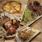 テング酒場 - 串5点盛り・4種のピザ・牛ハラミポン酢・えいひれ