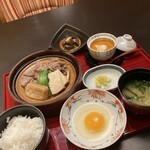 人形町今半 横浜髙島屋店 - すき焼きの中にネギ、しめじ、白滝丁度よく入ってます！
