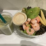 フレッシュオーワダ - アボガドシュリンプサラダ、ナッツドレッシング