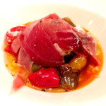 chez le mak - 【2014年8月頃？】生ハムと温泉玉子の乗ったラタトゥイユ（700円）。赤く見えるのが生ハム、下に敷いてあるラタトゥイユとの間に温泉玉子が隠れてます。