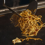 お好み焼きバル祐 - 焼きそば　調理シーン