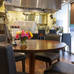 お好み焼きバル祐 - 丸テーブル