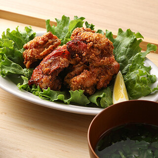 熱々ジューシーな唐揚げや日替わりが楽しめるランチ