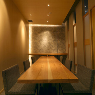 洗練されたシックな空間は、普段使いから特別な日までご利用可能