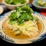 バタフライ カフェ - 揚げメカジキの青マンゴーのせ